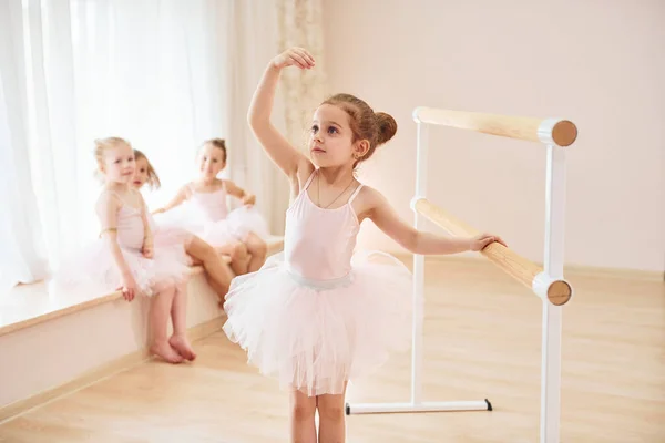Posar Para Uma Câmara Pequenas Bailarinas Preparando Para Desempenho — Fotografia de Stock