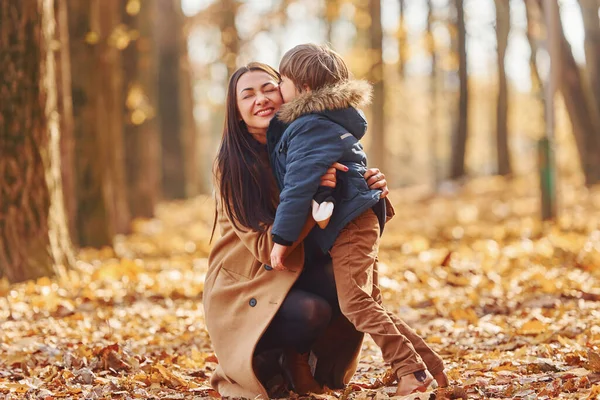 Actief Weekend Doorbrengen Moeder Met Haar Zoon Het Hebben Van — Stockfoto