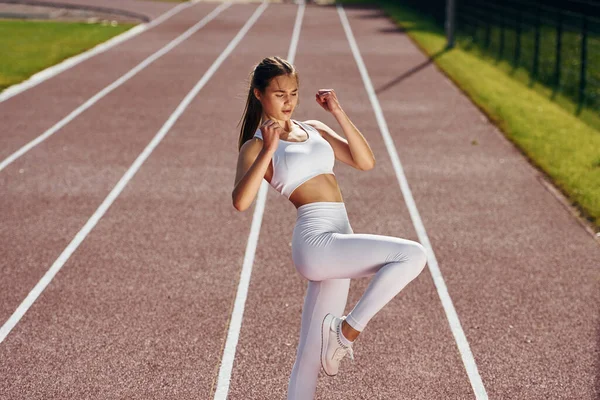 Auf Der Laufstrecke Junge Frau Sportlicher Kleidung Trainiert Freien — Stockfoto