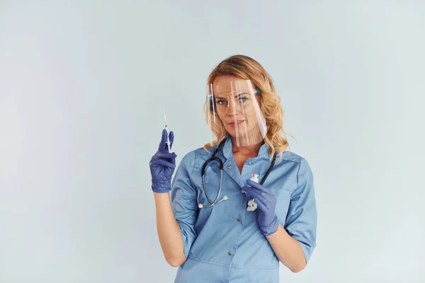 Usar Máscara Protectora Jovem Médica Uniforme Está Dentro Casa — Fotografia de Stock