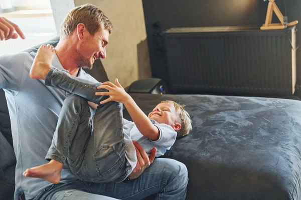 Emozioni Positive Padre Figlio Sono Casa Insieme — Foto Stock