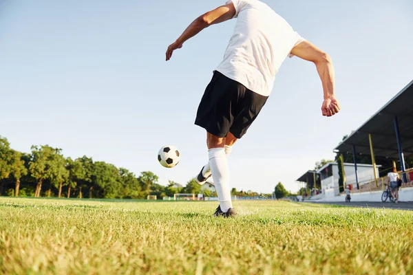 Han Sparkar Bollen Ung Fotbollsspelare Har Träning Idrottsplanen — Stockfoto