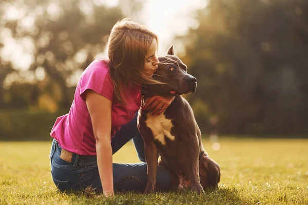 Zielonej Trawie Kobieta Ubraniu Casual Jest Pit Bull Zewnątrz — Zdjęcie stockowe