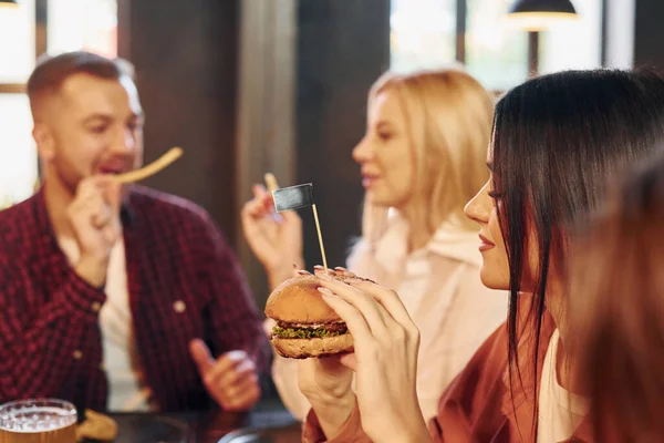 Leuk Gesprek Groep Jonge Vrienden Zitten Samen Bar Met Bier — Stockfoto