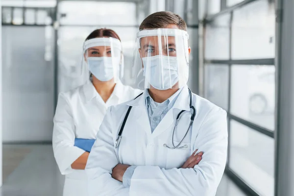 Kollarını Kavuşturmuş Duruyorsun Beyaz Önlüklü Iki Doktor Klinikte Birlikte Çalışıyorlar — Stok fotoğraf