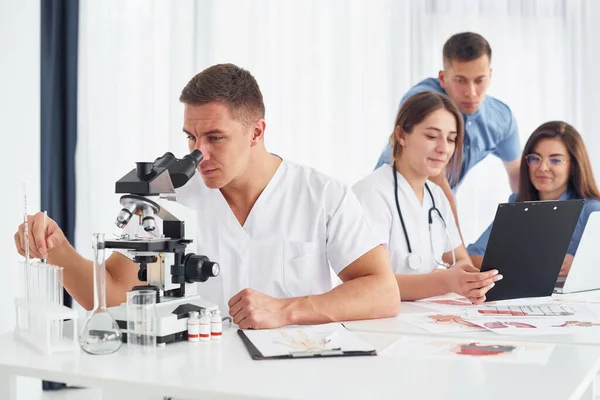 Man Microscope Group Young Doctors Working Together Modern Office — Stock Photo, Image