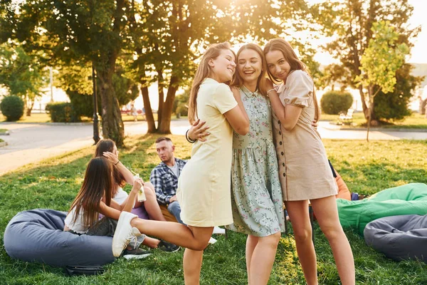 Vrouwen Omhelzen Elkaar Groep Jongeren Geeft Overdag Een Feestje Het — Stockfoto