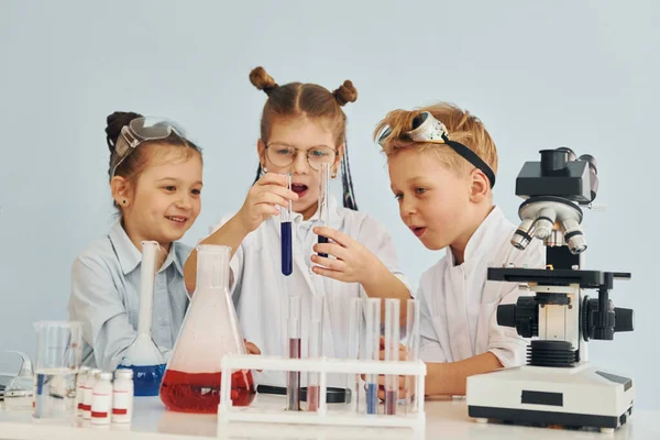 Тестові Трубки Барвистою Рідиною Діти Білих Халатах Грають Вчених Лабораторії — стокове фото