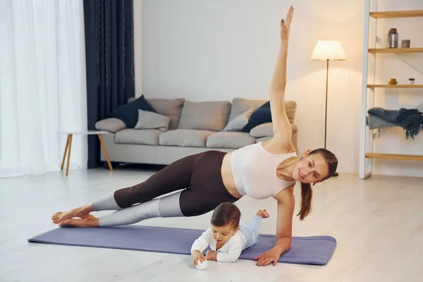 Mulher Fazer Exercícios Mãe Com Sua Filhinha Está Casa Juntos — Fotografia de Stock
