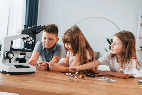 Usando Microscopio Niños Divirtiéndose Habitación Doméstica Durante Día Juntos — Foto de Stock