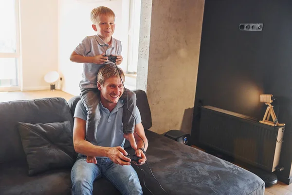 Παίζω Βιντεοπαιχνίδι Πατέρας Και Γιος Είναι Στο Σπίτι Μαζί — Φωτογραφία Αρχείου