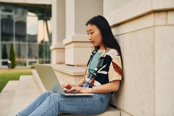 Zit Trap Van Het Gebouw Jonge Aziatische Vrouw Buiten Overdag — Stockfoto