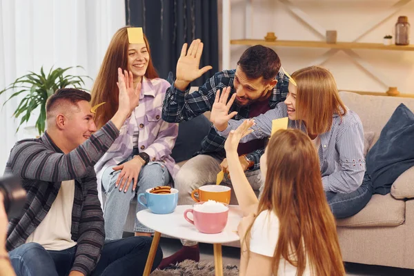 Med Klistermärken Pannan Grupp Vänner Har Fest Inomhus Tillsammans — Stockfoto