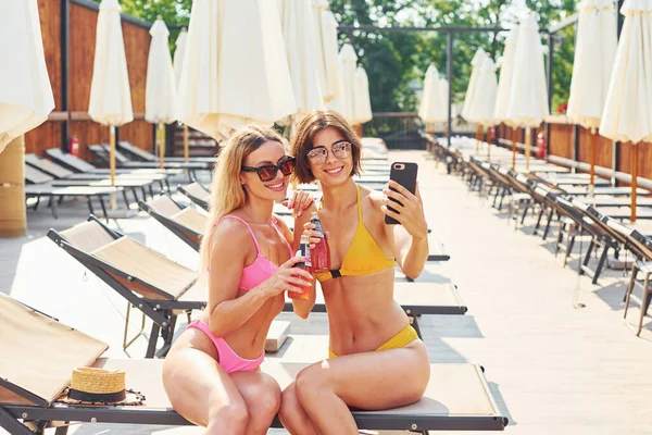 Amigos Divertem Mulheres Maiô Divertem Livre Juntas Verão — Fotografia de Stock