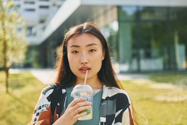 Com Bebida Fresca Jovem Mulher Asiática Livre Durante Dia — Fotografia de Stock
