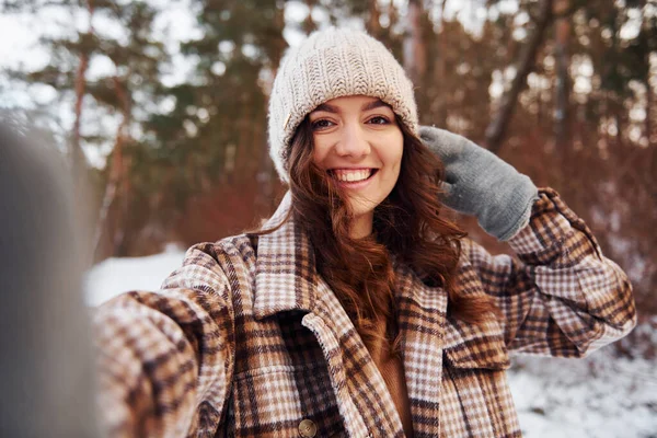 Schöne Frau Warmen Kleidern Spazieren Winterwald — Stockfoto