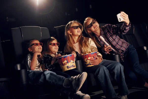 Selfie Yapıyorum Bir Grup Çocuk Sinemada Oturup Birlikte Film Izliyorlar — Stok fotoğraf