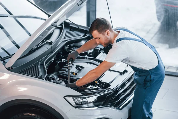 Capucha Está Abierta Hombre Joven Camisa Blanca Azul Uniforme Reparación — Foto de Stock