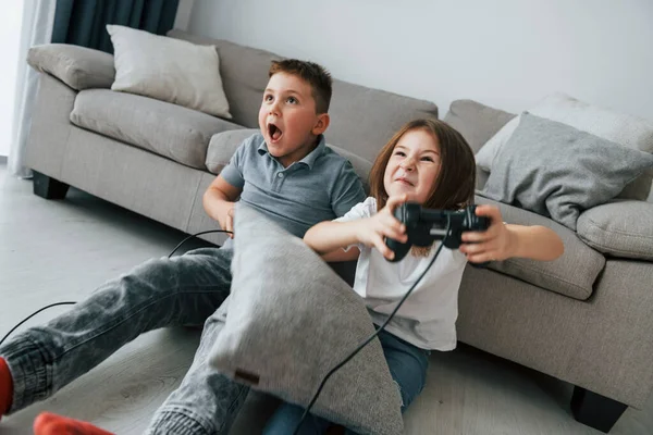 Joue Des Jeux Vidéo Les Enfants Amusent Dans Chambre Domestique — Photo
