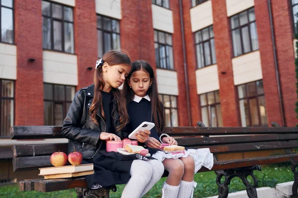 Begreppet Vänskap Två Skolflickor Utanför Tillsammans Nära Skolbyggnaden — Stockfoto