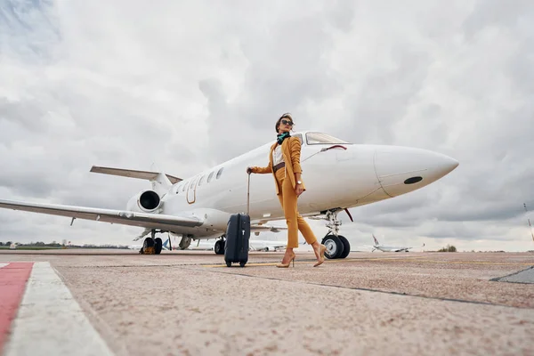 Elegant Tøj Ung Kvinde Med Bagage Udendørs Nær Fly - Stock-foto