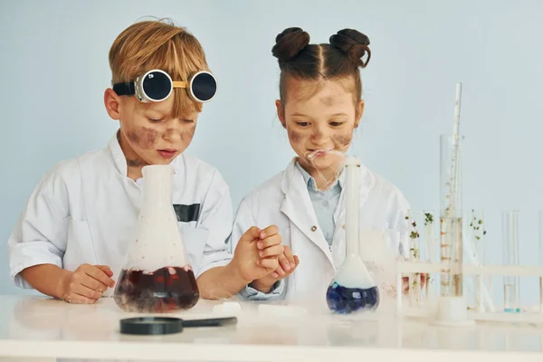 Çocuk Test Tüplerinde Sıvı Ile Çalışıyor Beyaz Önlüklü Çocuklar Laboratuarda — Stok fotoğraf