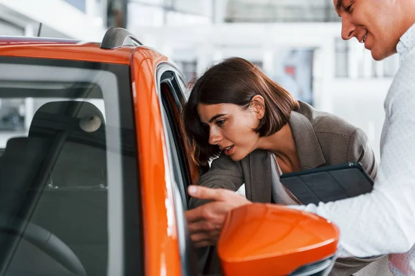 Orange Färgad Bil Man Formell Slitage Hjälpa Kunden Med Valet — Stockfoto