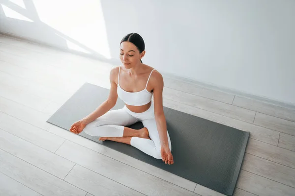 Esterilla Yoga Mujer Joven Caucásica Con Forma Cuerpo Delgado Está — Foto de Stock