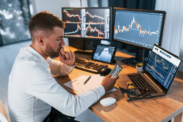 Zijaanzicht Jonge Zakenman Formele Kleding Functie Met Meerdere Schermen — Stockfoto