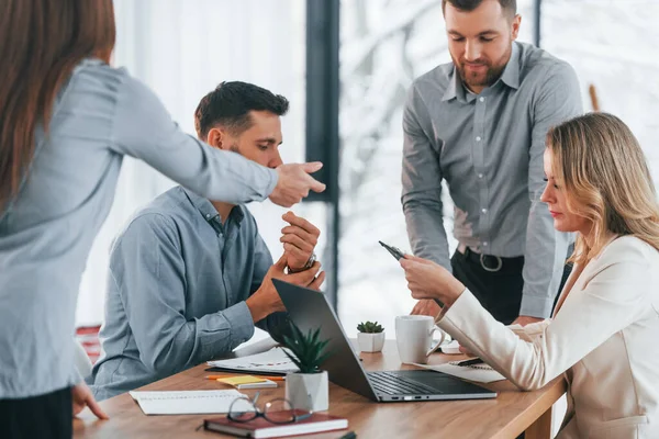 Usando Técnica Brainstorming Grupo Empresários Que Trabalham Projeto Escritório — Fotografia de Stock