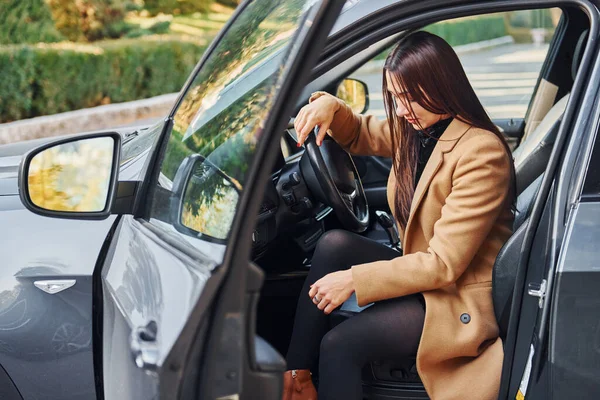 Mujer Está Sentada Automóvil Moderno Color Negro — Foto de Stock