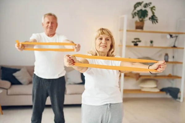 Feszítő Fitnesz Gyakorlatokat Végzek Idősebb Férfi Együtt Vannak Otthon — Stock Fotó