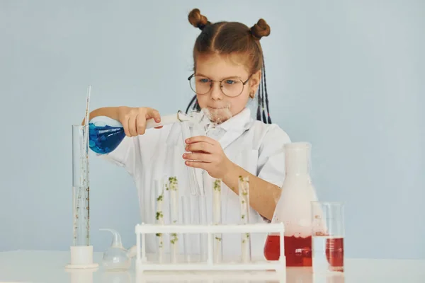 Palto Giyen Küçük Bir Kız Laboratuarda Ekipman Kullanarak Bilim Adamını — Stok fotoğraf