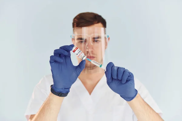 Jovem Médico Masculino Uniforme Está Dentro Casa Contra Fundo Branco — Fotografia de Stock