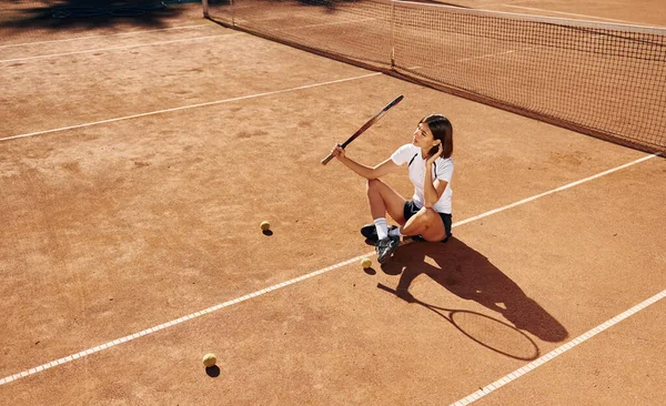 Nahe Dem Netz Tennisspielerin Steht Tagsüber Auf Dem Platz — Stockfoto