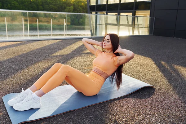 Exterior Moderno Mujer Joven Ropa Deportiva Tienen Sesión Fitness Aire — Foto de Stock