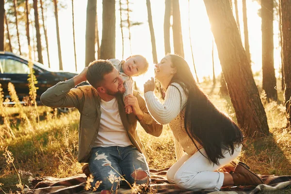 遊び心のある雰囲気 父と母と娘の幸せな家族が森の中にいる — ストック写真