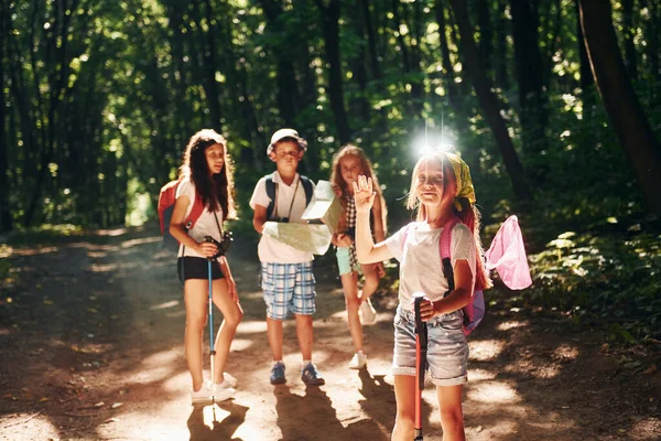 Posar Para Câmara Crianças Passeando Floresta Com Equipamentos Viagem — Fotografia de Stock