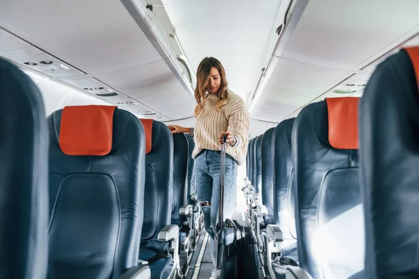 Μπροστά Νεαρή Γυναίκα Καθημερινά Ρούχα Είναι Στο Αεροπλάνο — Φωτογραφία Αρχείου