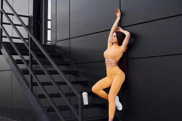 Merdivenlerde Bir Şişe Suyla Spor Giyimli Genç Bir Kadının Dışarıda — Stok fotoğraf