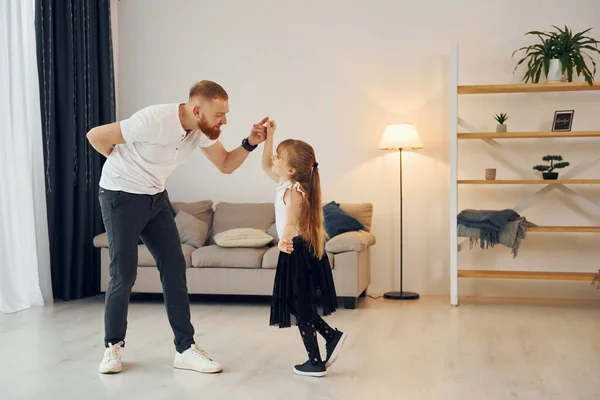 Διδάσκω Χορό Πατέρας Μικρή Του Κόρη Είναι Στο Σπίτι Μαζί — Φωτογραφία Αρχείου