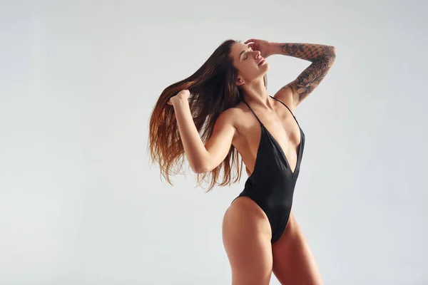 Stehen Und Posieren Schöne Verführerisch Sportliche Frau Mit Sexy Körper — Stockfoto