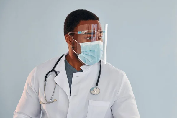 Médico Afroamericano Bata Blanca Está Pie Interior —  Fotos de Stock