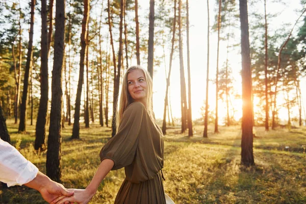 Segue Conceito Casal Feliz Está Livre Floresta Durante Dia — Fotografia de Stock