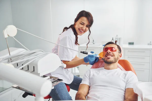 Homem Visitar Dentista Clínica Concepção Estomatologia — Fotografia de Stock