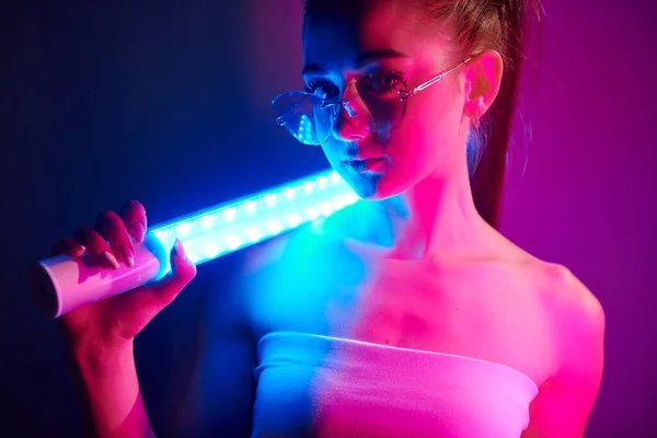 Mit Beleuchtungsanlagen Modische Junge Frau Steht Mit Neon Studio — Stockfoto