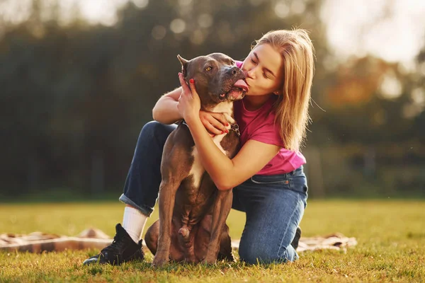 Pozytywne Emocje Kobieta Ubraniu Casual Jest Pit Bull Zewnątrz — Zdjęcie stockowe