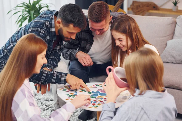 Puzzelspel Spelen Vriendengroep Hebben Samen Een Feestje Binnen — Stockfoto