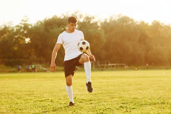 Один Человек Молодой Футболист Тренируется Спортивном Поле — стоковое фото