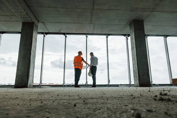 Weite Sicht Mann Anzug Und Handwerker Orangefarbener Schutzkleidung Arbeiten Bau — Stockfoto